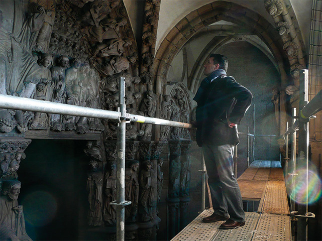 Se instalaron andamios en la catedral durante varias sesiones fotográficas antes del inicio de las obras de restauración del Pórtico.